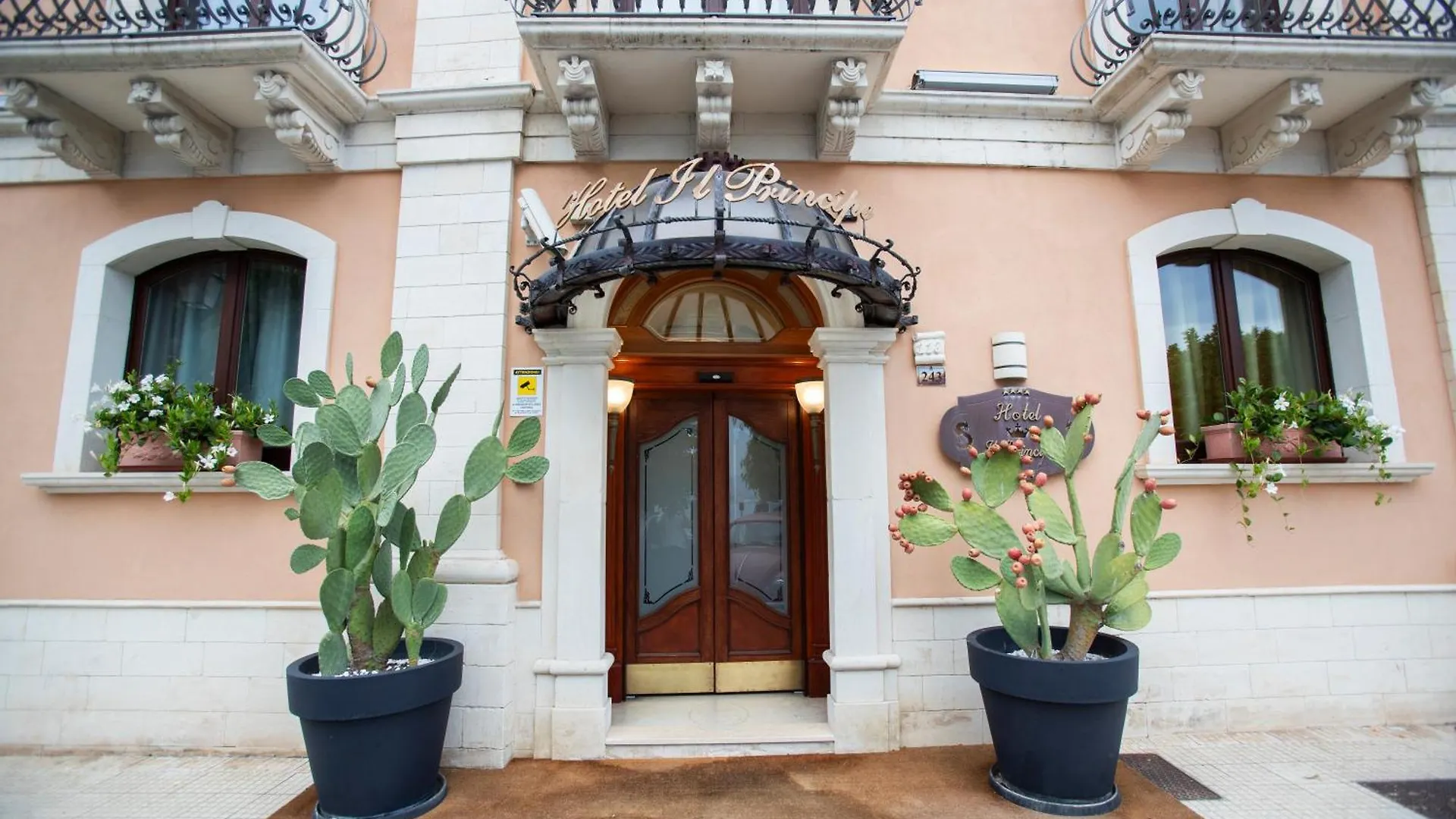 4 Hotel sul Mare vicino al Porto di Milazzo da Conoscere